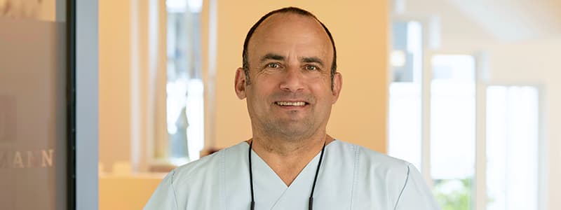 Dr. med. Dr. med. dent. M.Sc. Alberto Mager Dr. med. Dr. med. dent. Alberto Mager – Facharzt für Mund-, Kiefer- und Gesichtschirurgie, Plastische Operationen, Fachzahnarzt für Oralchirurgie
